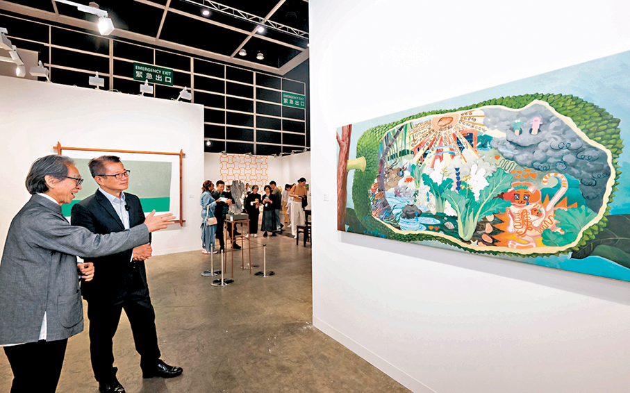 ●陳茂波到訪Art Basel，與參展的藝廊負責人以及參觀的市民和訪客交流。 陳茂波網誌圖片