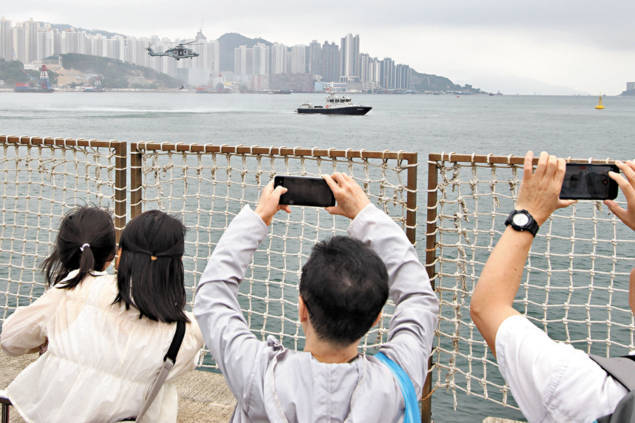 ●參加開放日的市民十分雀躍，不時為在上空的特區政府飛行服務隊的直升機打卡。