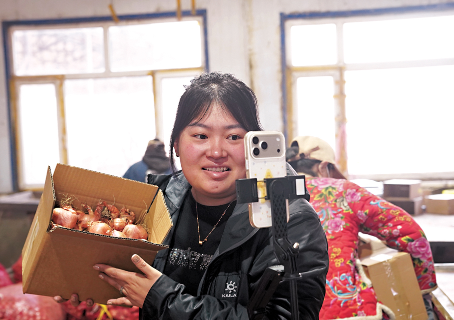 ●農安縣維龍種植專業合作社負責人馬熒正在直播平台銷售珠葱。