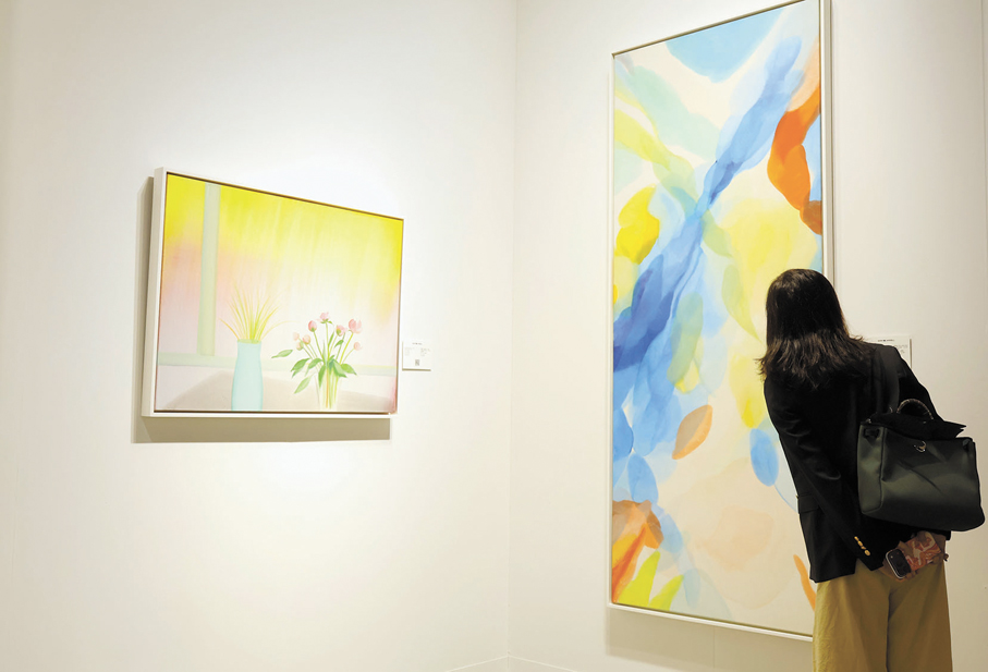 ●觀眾於Berry Campbell展位欣賞Elizabeth Osborne和Alice Baber的畫作。 記者雨竹 攝