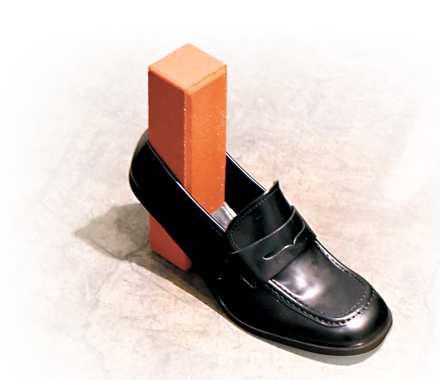 ●TKG+呈現何采柔的《借來的脊椎2/6》。   記者雨竹 攝