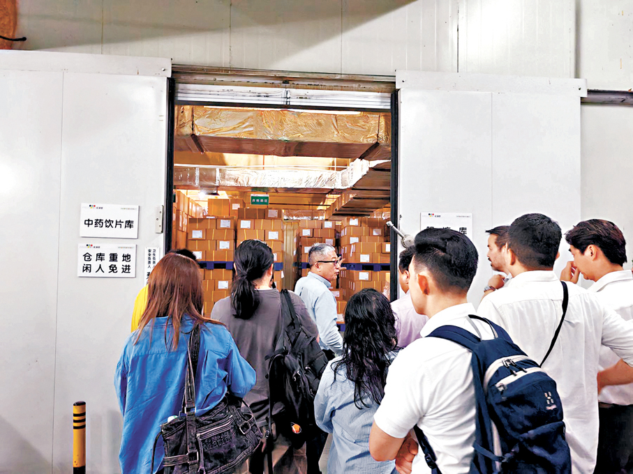 ●考察團成員進入15℃恒溫恒濕倉庫。