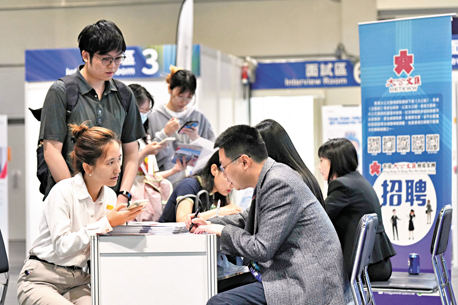 ●大文集團人力資源部負責人（前排右）正在為應徵者答疑。