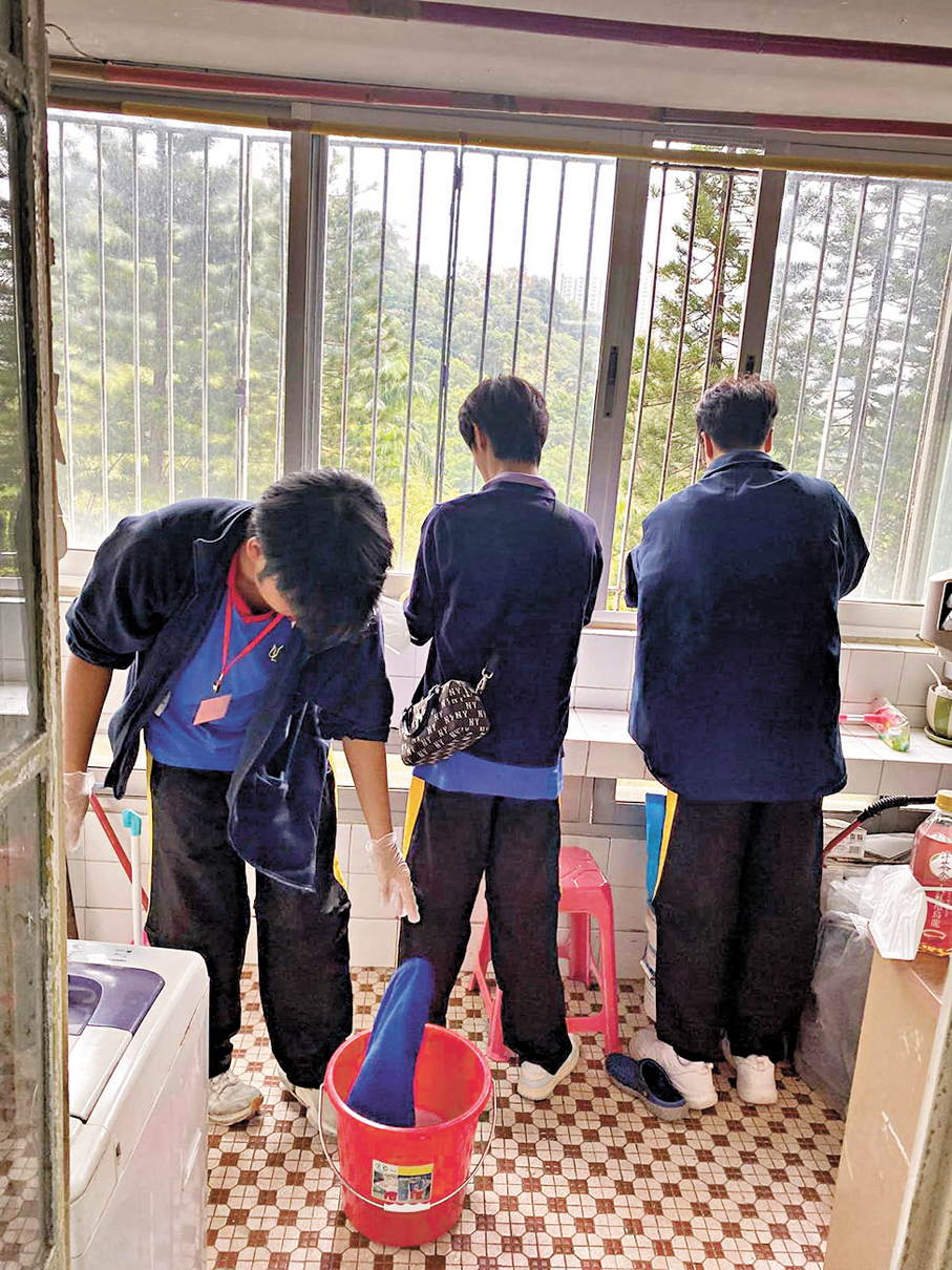 ●石圍角關愛隊隊員協助獨居長者清潔家居。 石圍角關愛隊供圖