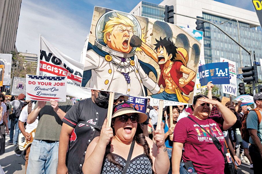 ●參與示威的人士舉起肖像或標語，大肆嘲諷特朗普。 路透社