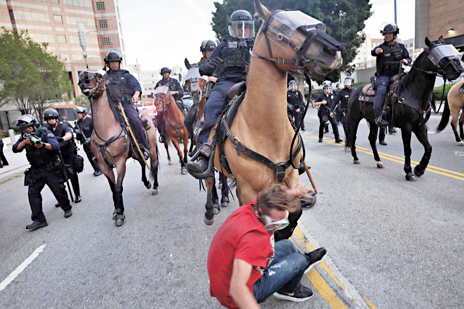 ●加州騎警驅散示威人群，其間有馬匹撞倒抗議人士。 法新社