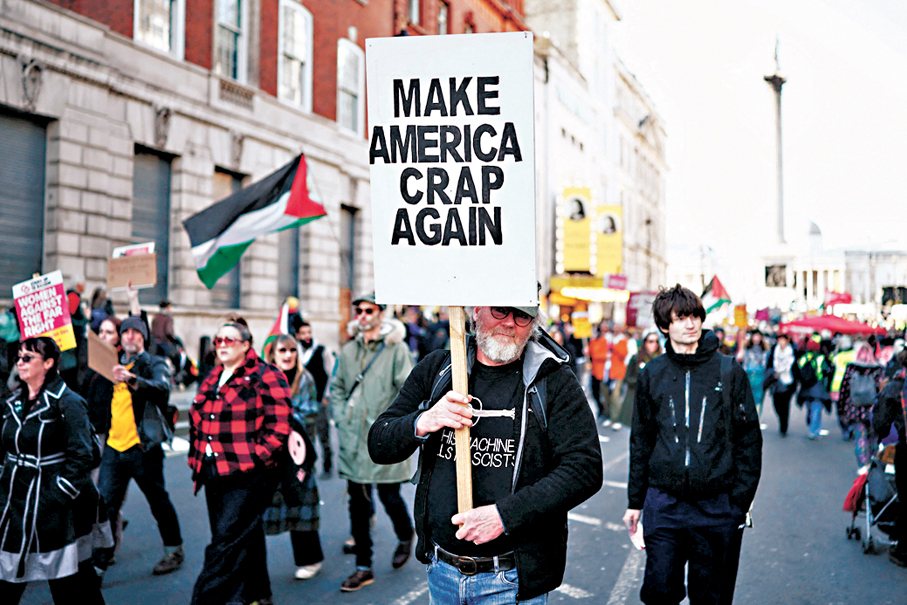 ●倫敦民眾將「讓美國再次偉大」口號改成「讓美國再次爛下去」。 法新社