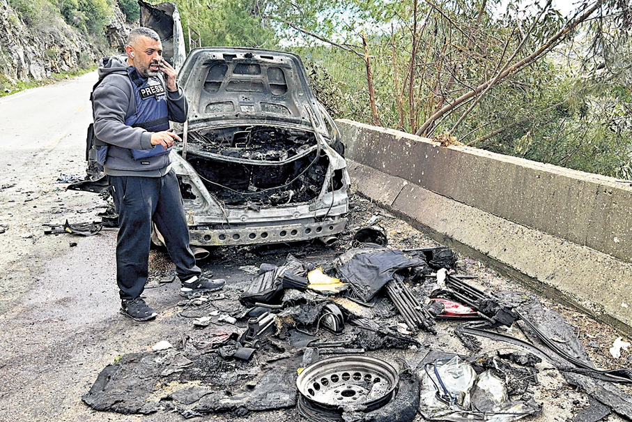 ●被殺記者所乘車輛被炸成廢鐵。 路透社
