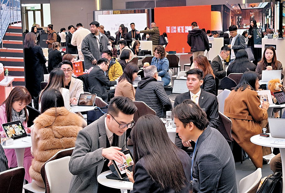●2026亞洲旅遊大賞（Luxe Asia 2026）早前在上海舉行。不少與會海外旅行商抓住機遇，與中國企業展開商務洽談，開拓中國市場。 香港文匯報記者夏微  攝