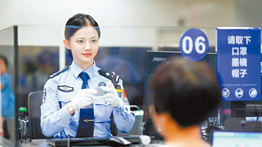 ●深圳邊檢總站西九龍邊檢站民警為旅客辦理通關手續。 作者供圖