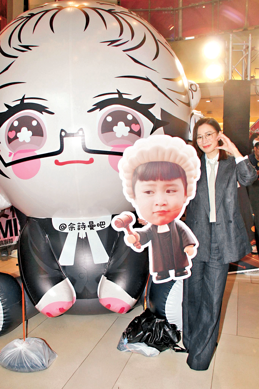 ●阿佘與粉絲製作的卡通法官巨型氣球合影。 香港文匯報記者達里  攝