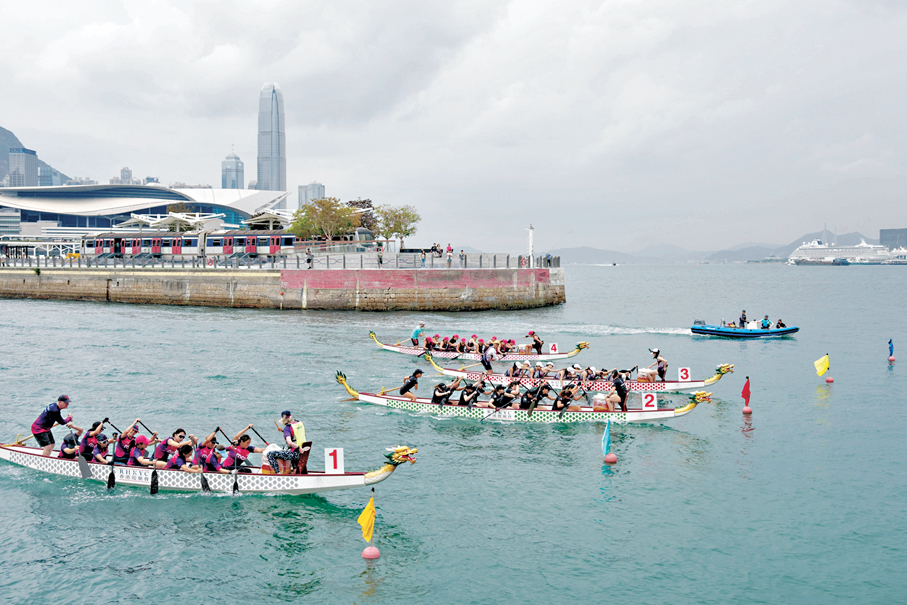 ●香港遊艇會於銅鑼灣吉列島旁的灣仔海濱「水上運動及康樂主題區」舉辦「世界航商大會吉列島盃龍舟賽」。  公關圖片