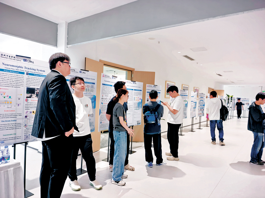 ●深圳河套學院舉行公眾開放日，五大科研中心亮相。圖為學生展示項目。