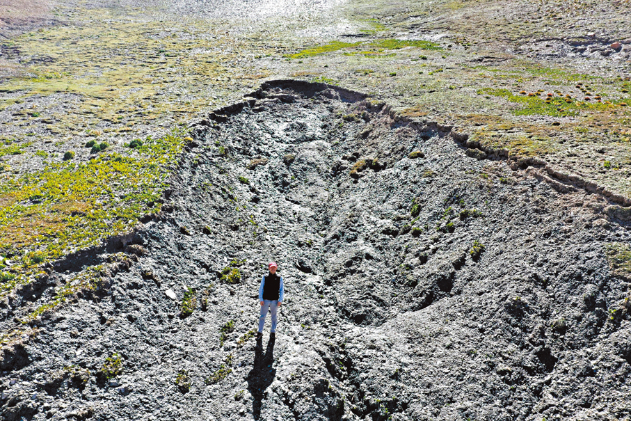 ●劉琳於熱融滑塌現場。 港中大供圖
