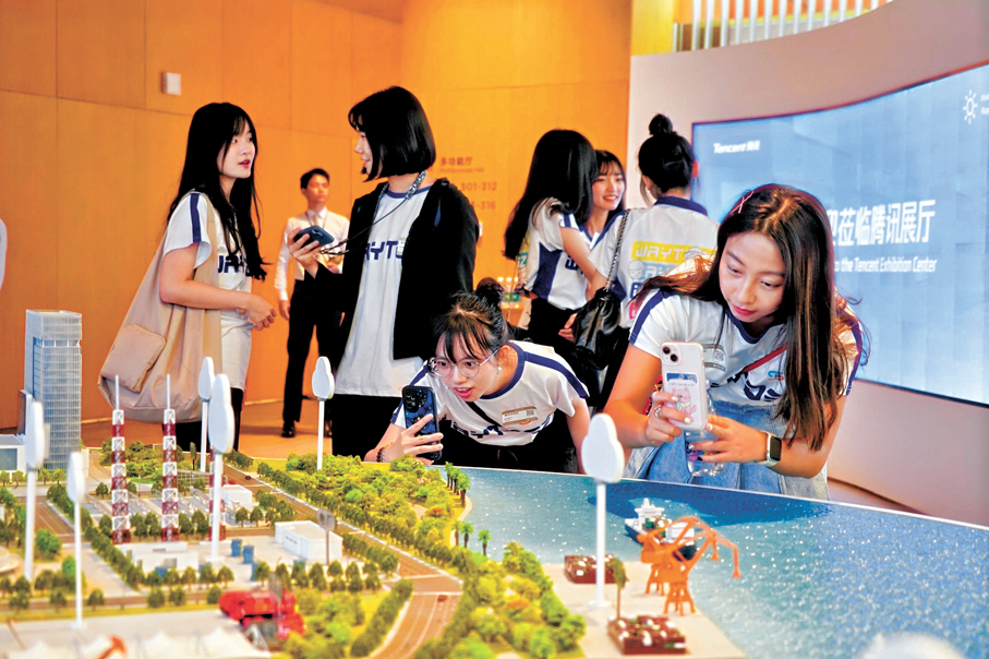 ●鄭麗文強調，此次訪問將堅守「不增不減、一分不多、一分不少」的原則，延續國民黨一貫立場，以「九二共識」、反對「台獨」為唯一政治基礎。圖為早前台青們參觀騰訊公司。 資料圖片