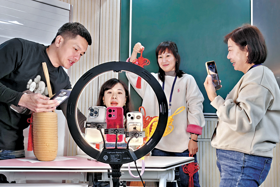 ●早前，多位台青在浙江義烏學習直播帶貨技能。 資料圖片