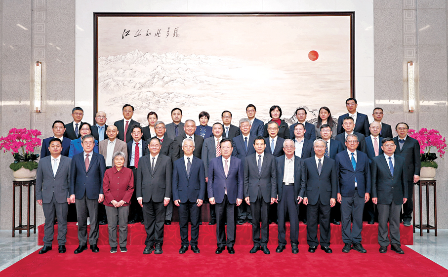 ●3月30日下午，中央港澳工作辦公室主任、國務院港澳事務辦公室主任夏寶龍在北京會見《港澳研究》期刊新任顧問、編委。