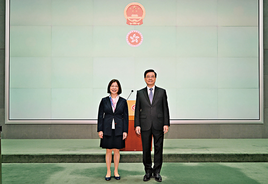 ●謝小華（左）昨日在行政長官李家超陪同下會見傳媒。   政府新聞處圖片