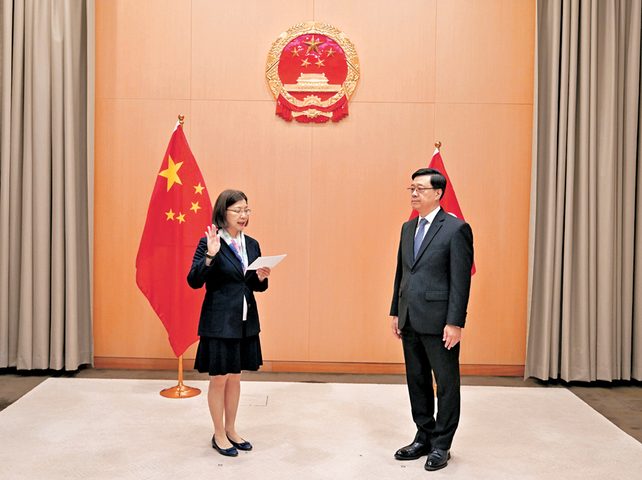 ●新任政制及內地事務局局長謝小華（左）昨日在行政長官李家超（右）監誓下宣誓就職。 政府新聞處圖片