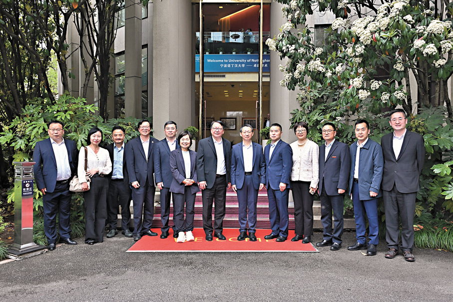 ●代表團成員與當地官員，在寧波高教園區合照。