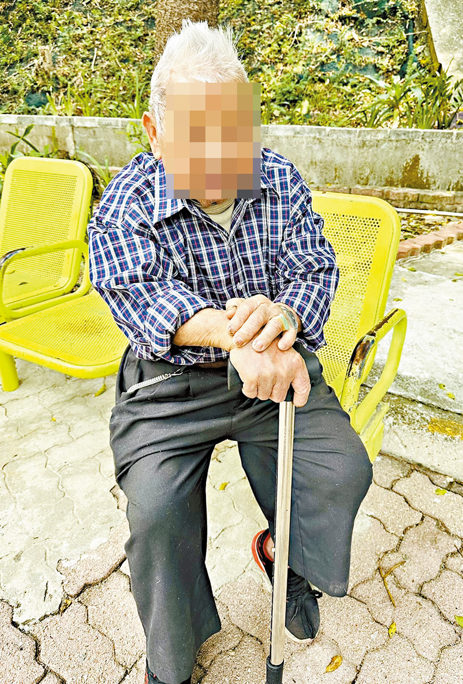 ●被指多次在翠竹花園山坡上捕捉野豬的伯伯，揚言見到野豬會「吊死佢」。   香港文匯報記者嚴少阡 攝