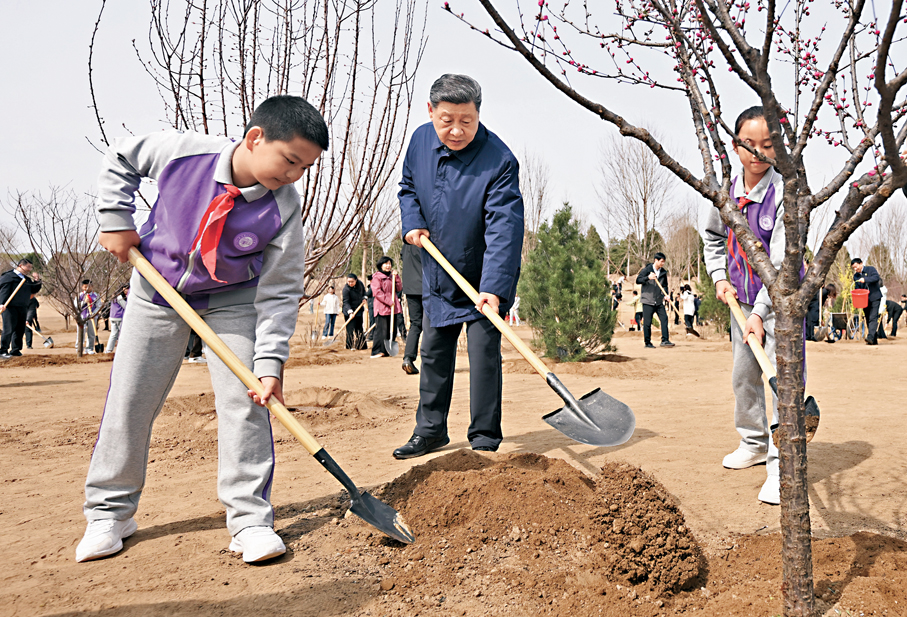●3月30日，黨和國家領導人習近平、李強、趙樂際、王滬寧、蔡奇、丁薛祥、李希等來到北京市昌平區百善鎮參加首都義務植樹活動。這是習近平同大家一起植樹。 新華社