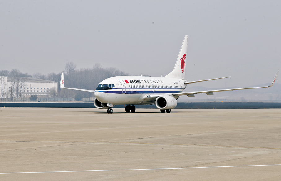 ●3月30日，從北京飛往朝鮮首都平壤的中國國際航空公司客機抵達平壤順安國際機場。 新華社