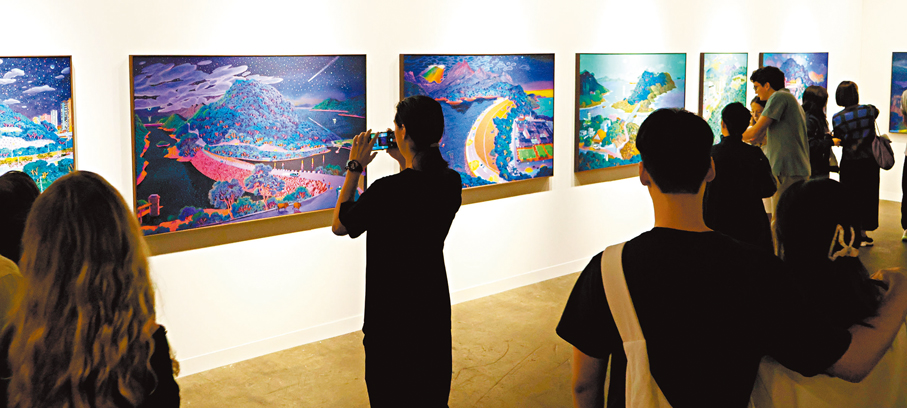 ●mother's tankstation呈現黃進曦的多幅畫作，銷量很好。   記者雨竹 攝