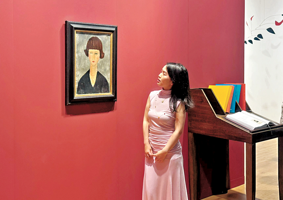 ●阿梅代奧·莫迪利亞尼成熟時期的經典作品成為合影大熱門。   記者陳藝 攝