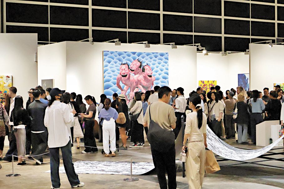 ●展會現場人頭攢動。 記者雨竹 攝