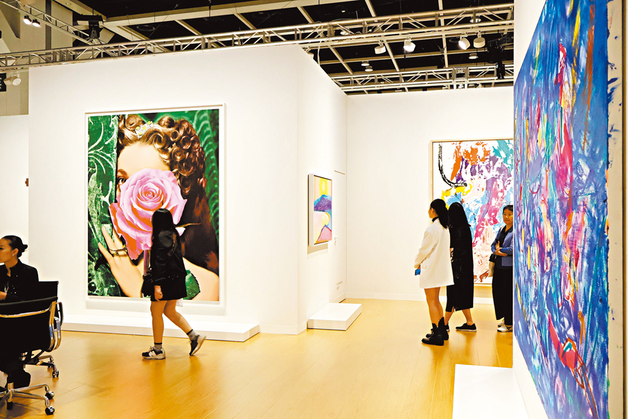 ●高古軒展位呈現多幅大尺寸作品。 記者雨竹 攝