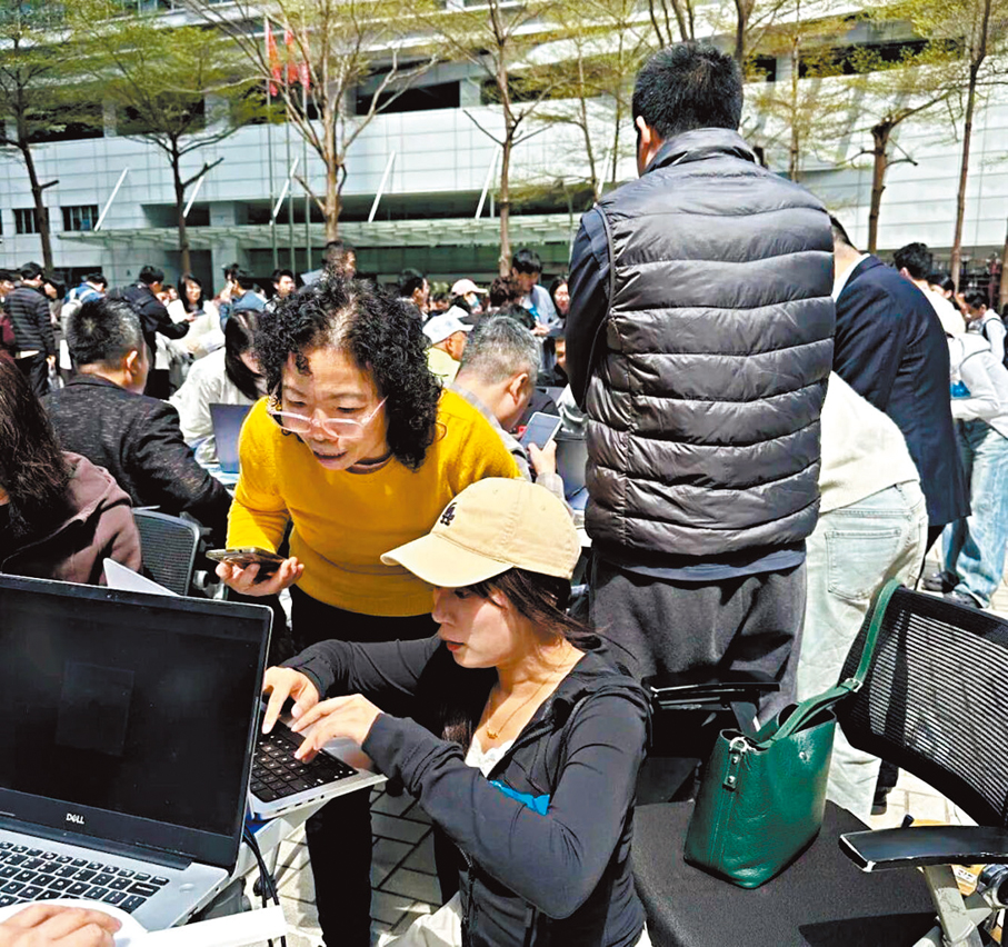 ●圖為民眾排隊等候安裝「小龍蝦」。 資料圖片
