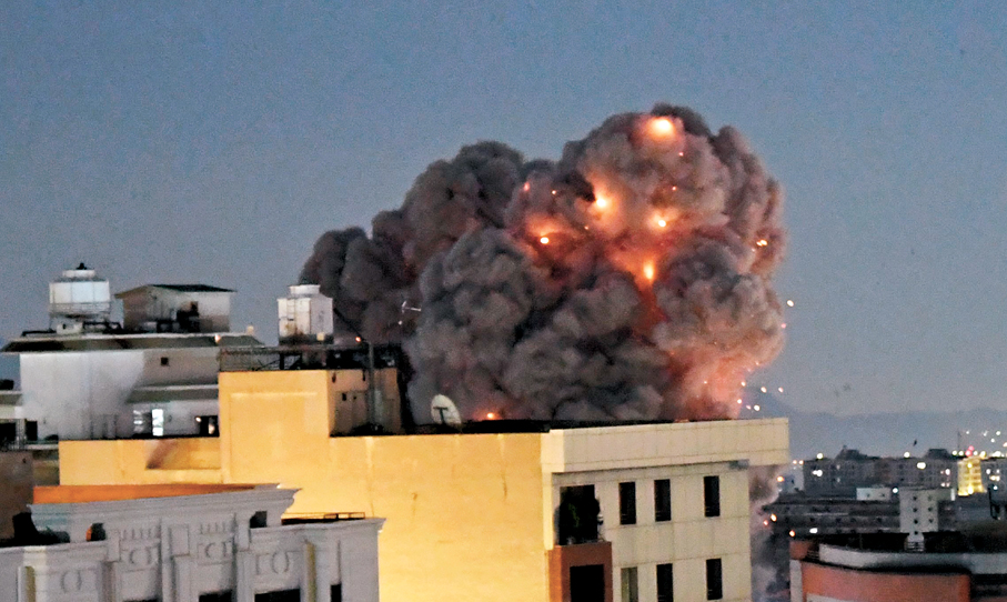 ●德黑蘭一處建築物遇襲後冒出濃煙。 新華社