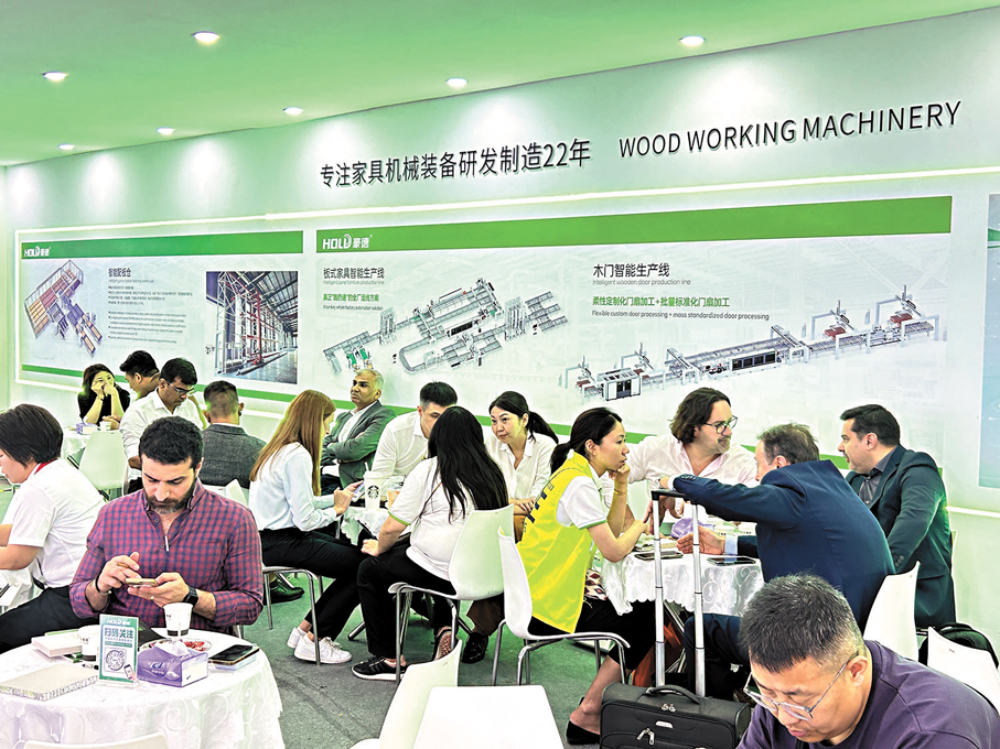 ●家博會上，外國採購商下單意願強，多帶着需求參展。 香港文匯報記者敖敏輝  攝