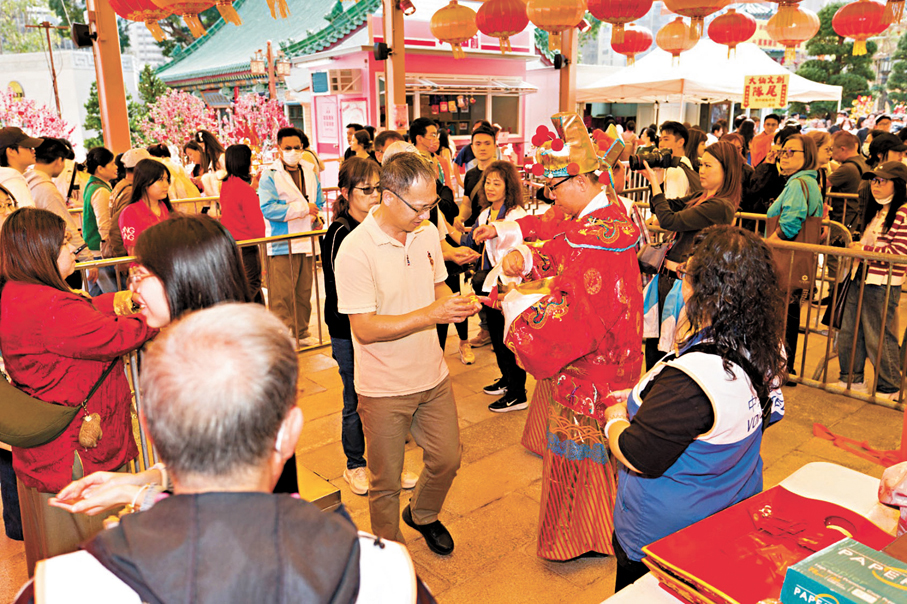 ●新春期間有「接財神」活動，嗇色園道長扮演「財神爺」，為信眾帶來財氣與福氣。 作者供圖