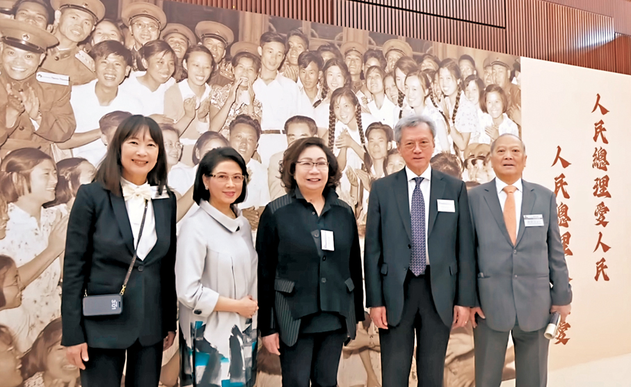 ●（左起）陳曦齡醫生、陳復生女士、梁唐青儀女士、趙國雄博士、謝德富醫生出席預展。 作者供圖