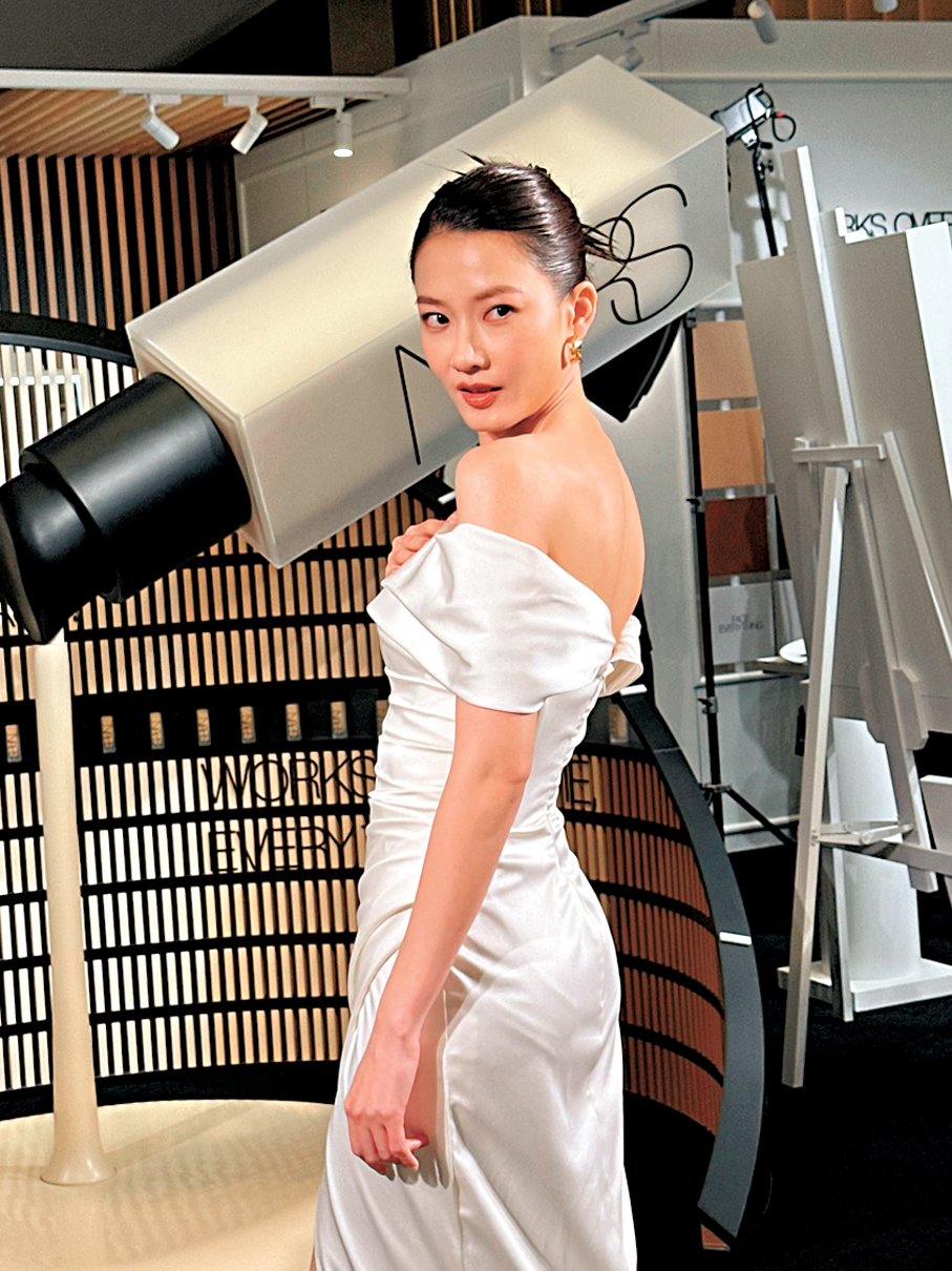 ●廖子妤晒美背。   香港文匯報記者子棠  攝