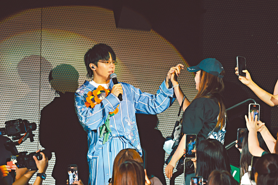 ●陳卓賢與粉絲十指緊扣。  大會供圖