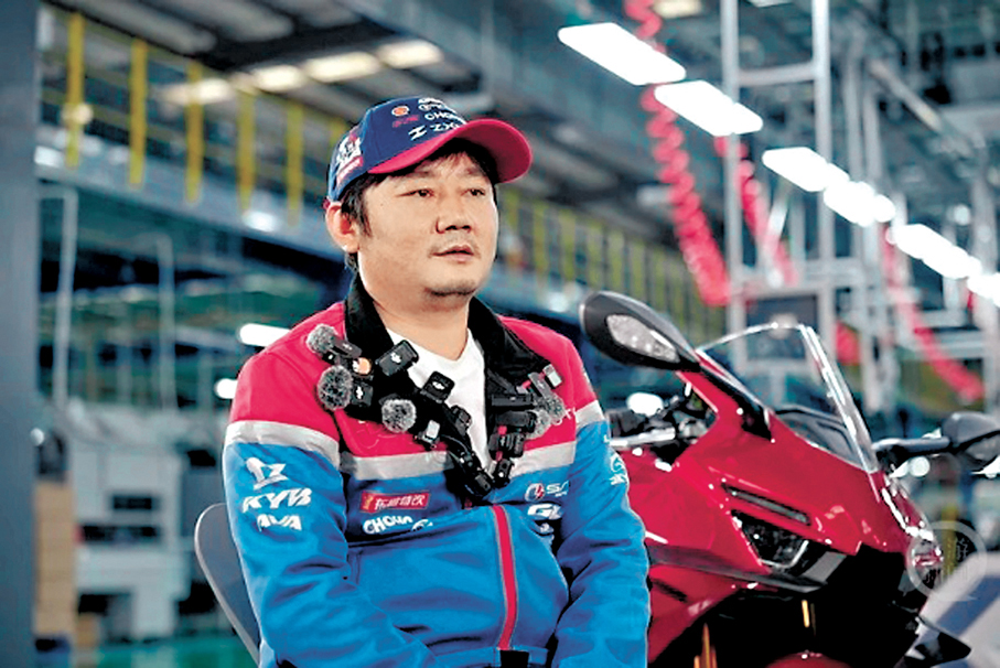 ●奪冠後，張雪身穿賽車服接受媒體採訪。香港文匯報重慶傳真