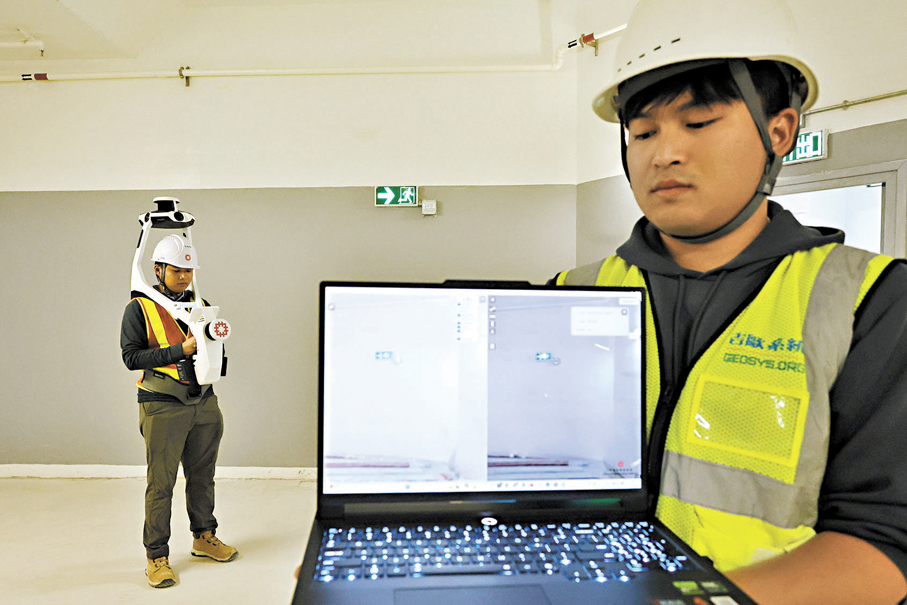 ●工程人員示範AI移動測繪系統使用方法。香港文匯報記者黃艾力  攝