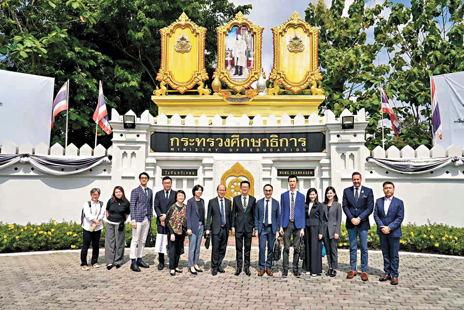 ●推廣團在泰國教育部合照留念。 受訪者供圖