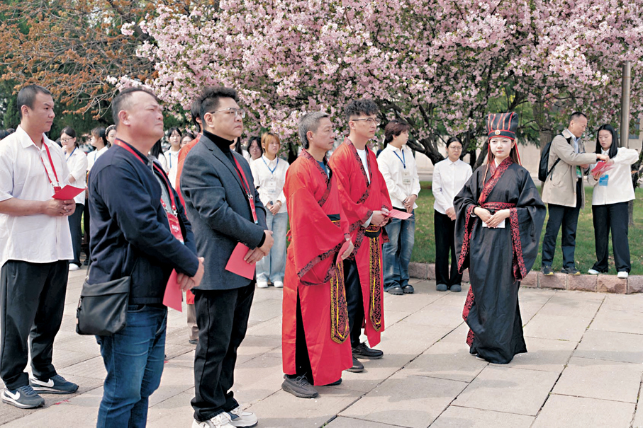 ●2026海峽兩岸孔子文化春會3月31日在孔子故里曲阜啟動。圖為兩岸青年在敬師禮現場重溫《論語》經典。香港文匯報記者胡臥龍  攝