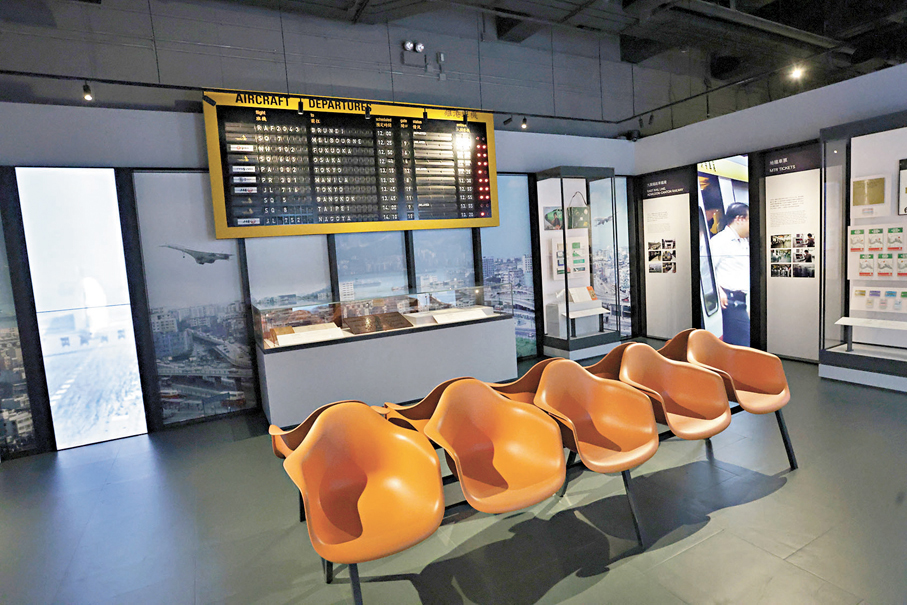 ●還原啟德機場登機顯示牌與等候座椅。香港文匯報記者北山彥  攝