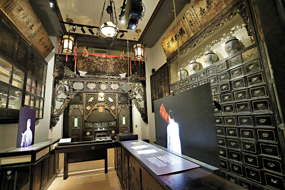 ●「藥店」內結合現代科技設立電子掌櫃，與觀眾現場互動。 香港文匯報記者北山彥  攝