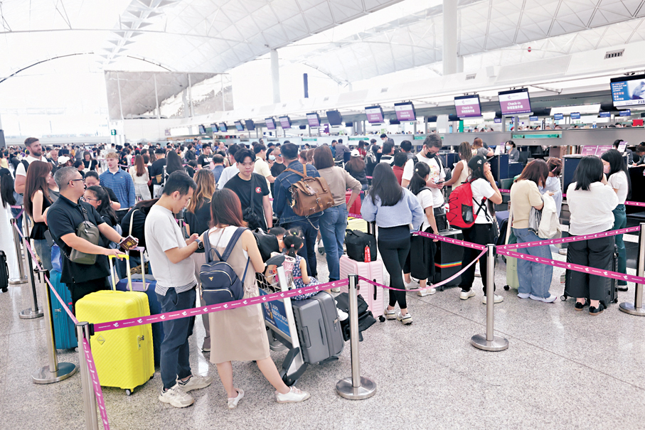 ●圖為去年4月香港國際機場登機櫃台的「盛況」。資料圖片