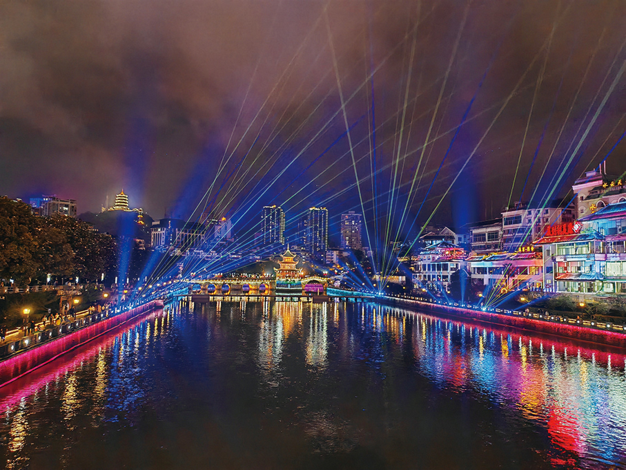 ●貴陽甲秀樓燈光秀。 貴陽市委宣傳部供圖