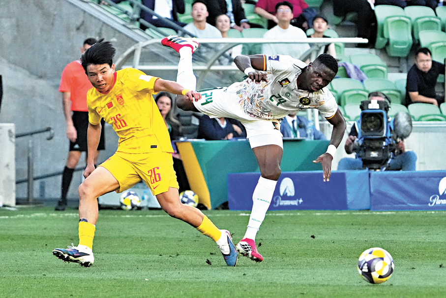 ●國足中場徐彬（左）與對手拚搶。  美聯社