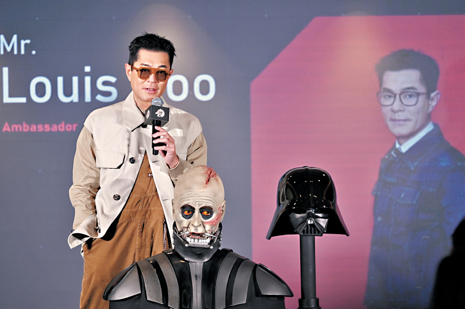 ●古天樂在發布會上展示《星球大戰》的「黑武士」收藏品。 中新社