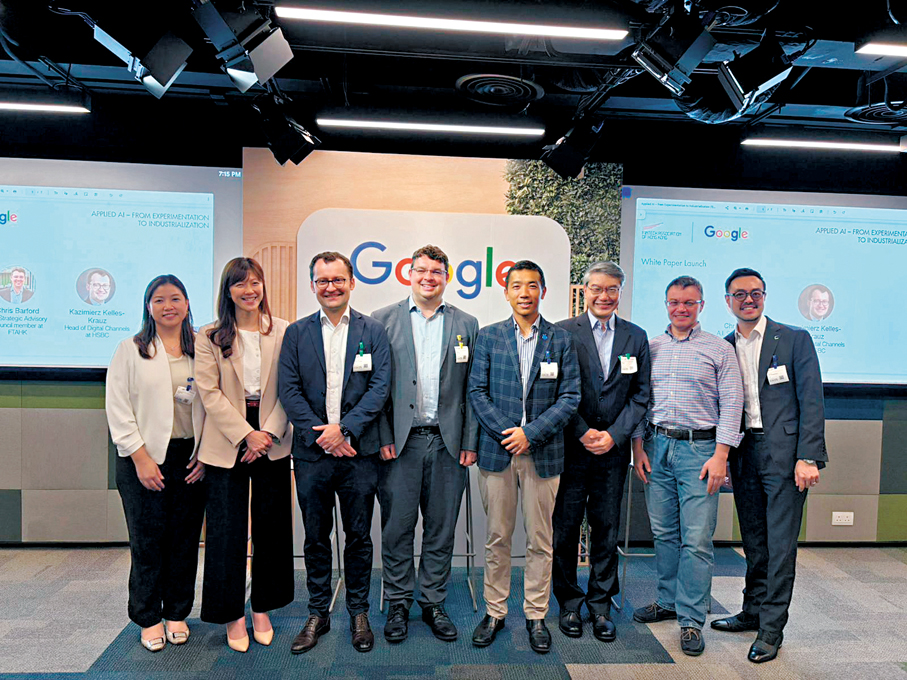 ●金融科技協會董事會成員兼數碼港金融科技總監嚴滌宇（右一）。