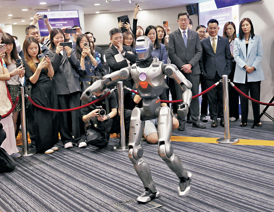 ●眾擎機器人科技的機械人在現場跳舞，同型號機械人曾於全運會閉幕式表演。